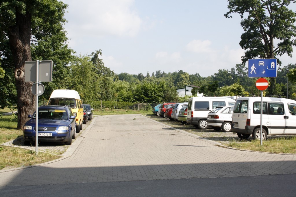 Drogą przy ogródkach działkowych można kierować się wyłącznie od ul. Sułowskiej